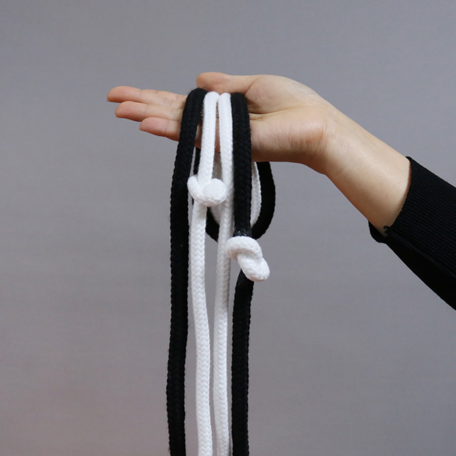 [블랙 앤 화이트로프] 흰색로프에 만들어진 매듭을 검은색로프로 순간이동 시킵니다.