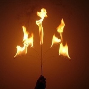 [파이어메탈케인 5갈래] 한개의 불이 다섯개로 늘어나고 순식간에 사라지면서 커다란 지팡이가 나타납니다.